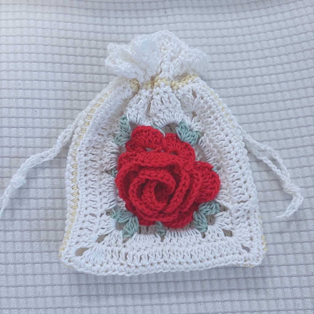 赤いバラ×黄色とホワイトの巾着