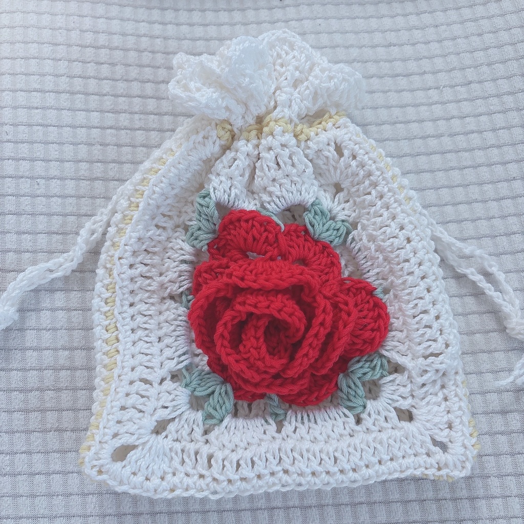 赤いバラ×黄色とホワイトの巾着