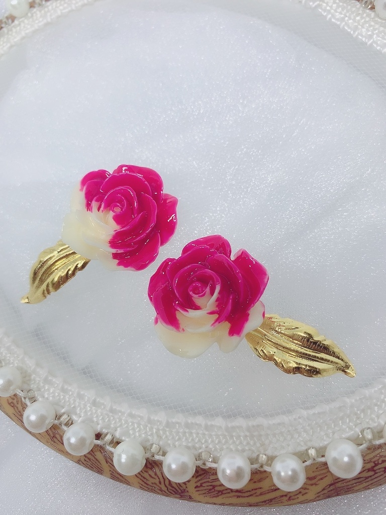 ツイステ　ハーツラビュル　塗りかけバラのピアス