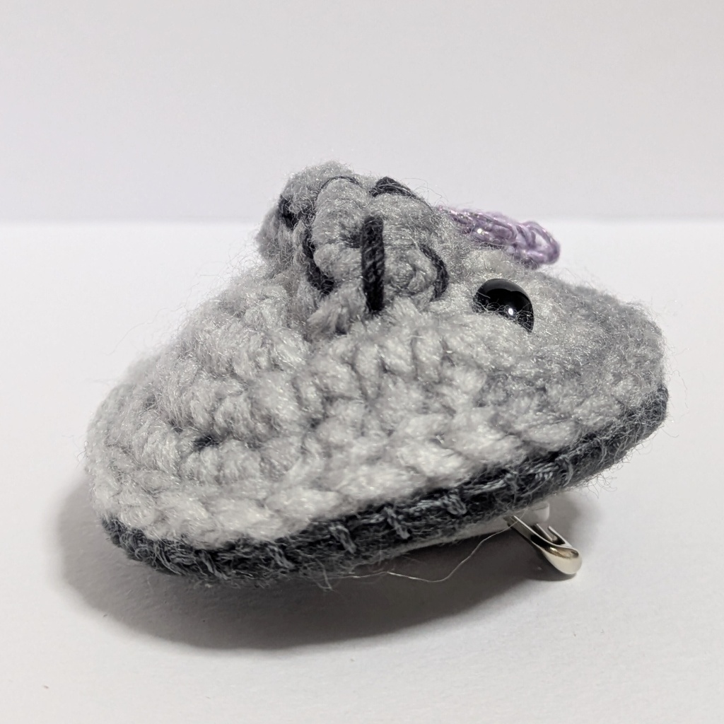 あみぐるみバッジ(Gothmog Mihamariel)パープル 愛♥アザラシ博'26 限定