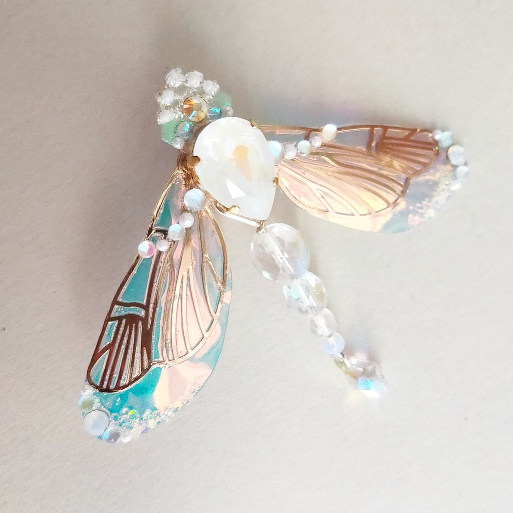 -蜻蛉の精- 角度で色が変わる不思議なブローチ『オーロラリウム -Aurorarium-』