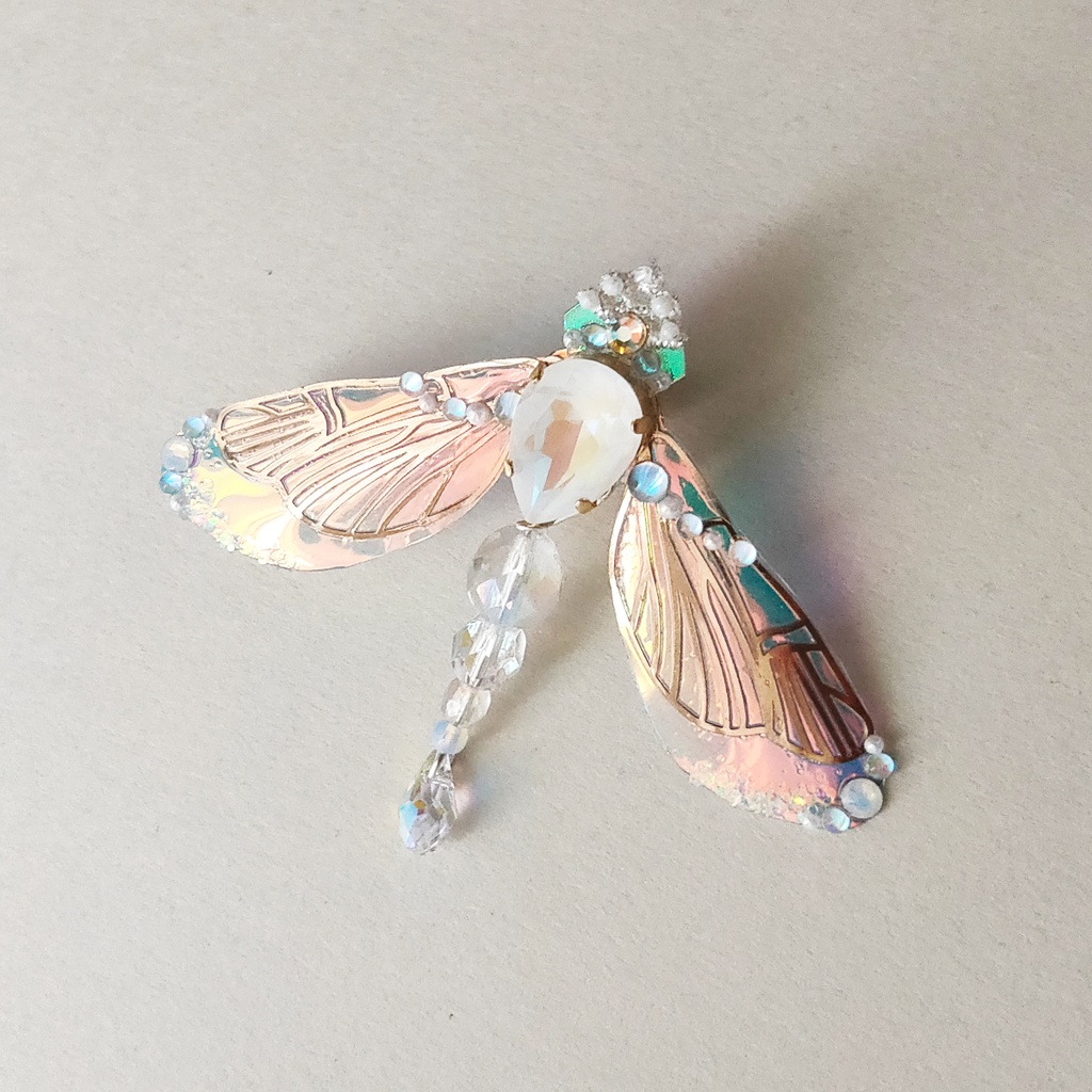 -蜻蛉の精- 角度で色が変わる不思議なブローチ『オーロラリウム -Aurorarium-』