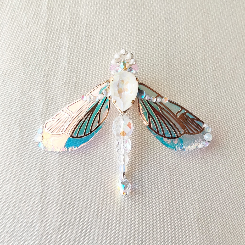 -蜻蛉の精- 角度で色が変わる不思議なブローチ『オーロラリウム -Aurorarium-』