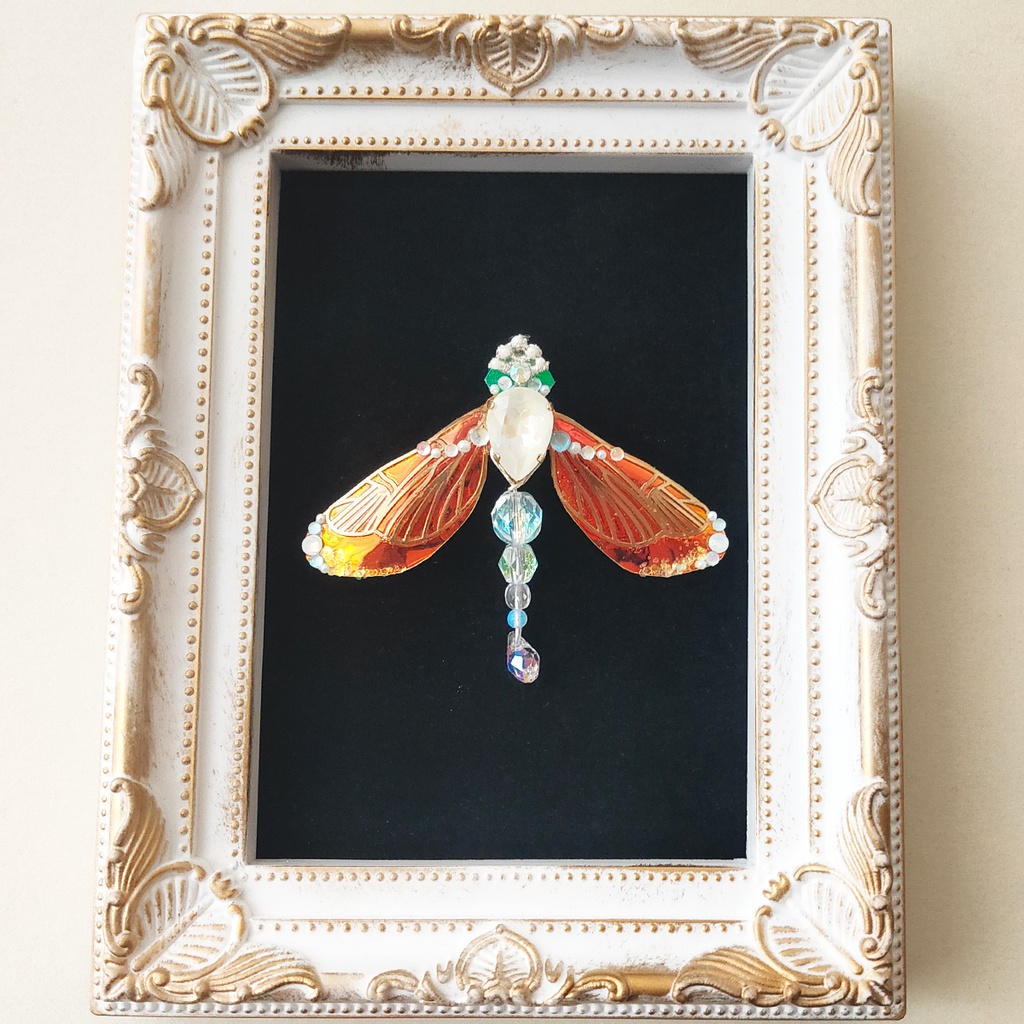 -蜻蛉の精- 角度で色が変わる不思議なブローチ『オーロラリウム -Aurorarium-』