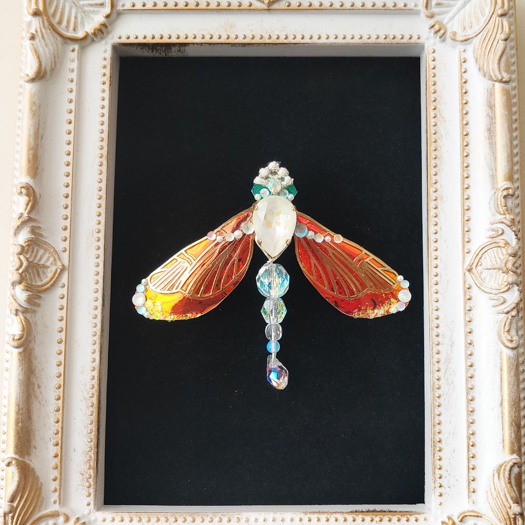 -蜻蛉の精- 角度で色が変わる不思議なブローチ『オーロラリウム -Aurorarium-』