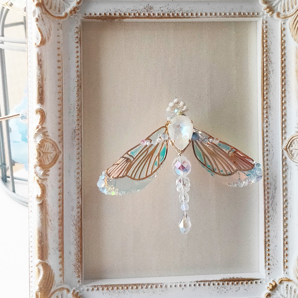 -蜻蛉の精- 角度で色が変わる不思議なブローチ『オーロラリウム -Aurorarium-』