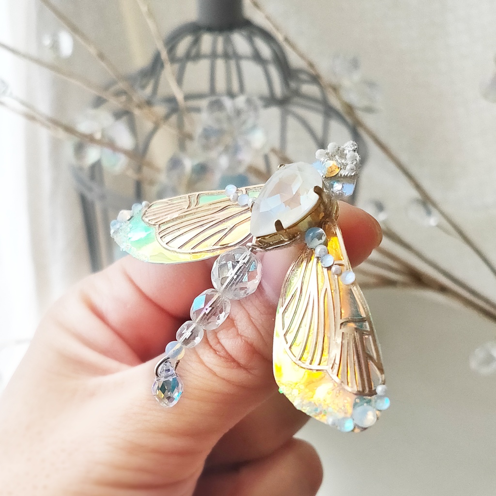 -蜻蛉の精- 角度で色が変わる不思議なブローチ『オーロラリウム -Aurorarium-』