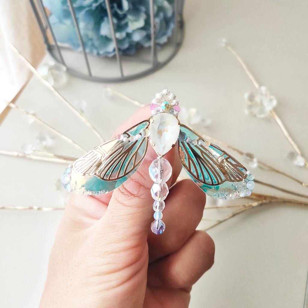 -蜻蛉の精- 角度で色が変わる不思議なブローチ『オーロラリウム -Aurorarium-』