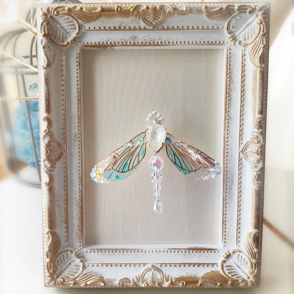 -蜻蛉の精- 角度で色が変わる不思議なブローチ『オーロラリウム -Aurorarium-』