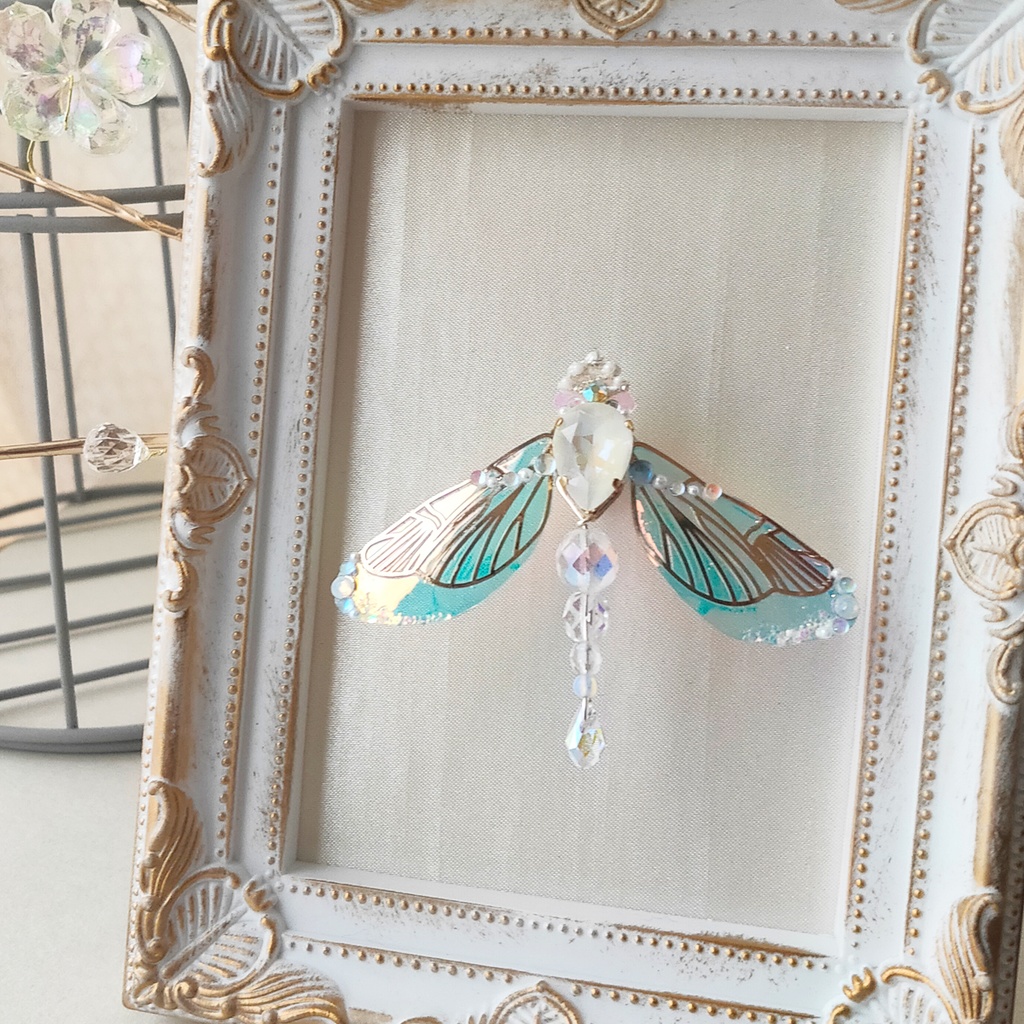 -蜻蛉の精- 角度で色が変わる不思議なブローチ『オーロラリウム -Aurorarium-』