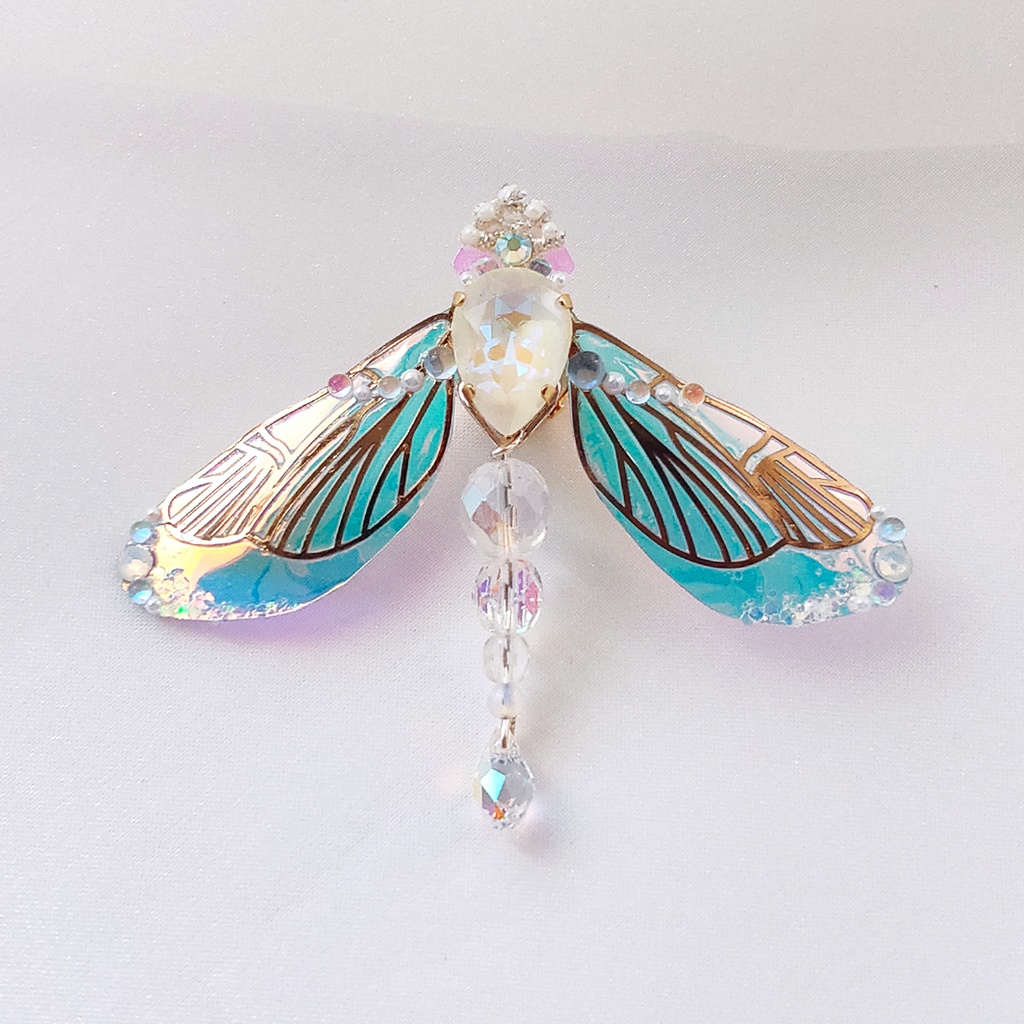 -蜻蛉の精- 角度で色が変わる不思議なブローチ『オーロラリウム -Aurorarium-』