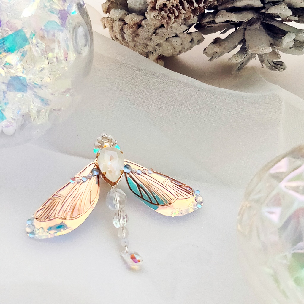 -蜻蛉の精- 角度で色が変わる不思議なブローチ『オーロラリウム -Aurorarium-』