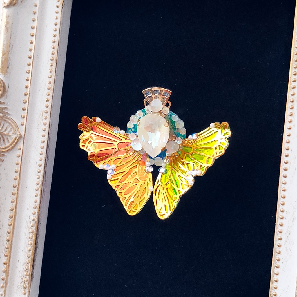 -幻想羽- 角度で色が変わる不思議なブローチ『オーロラリウム -Aurorarium-』