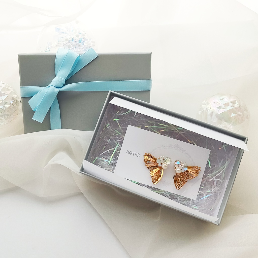 -幻想羽- 角度で色が変わる不思議なブローチ『オーロラリウム -Aurorarium-』