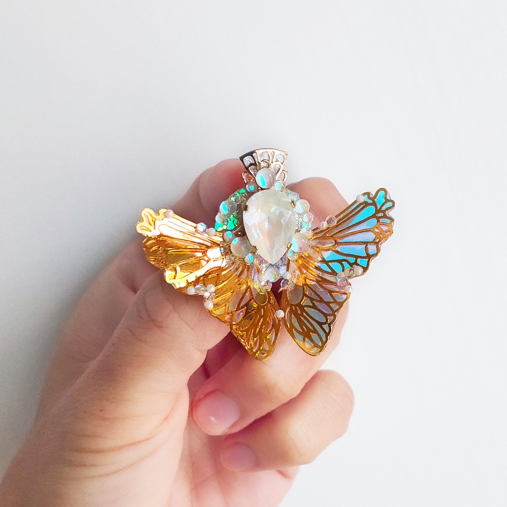 -幻想羽- 角度で色が変わる不思議なブローチ『オーロラリウム -Aurorarium-』