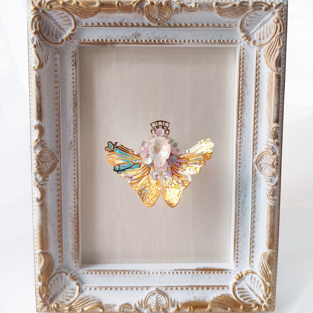 -幻想羽- 角度で色が変わる不思議なブローチ『オーロラリウム -Aurorarium-』