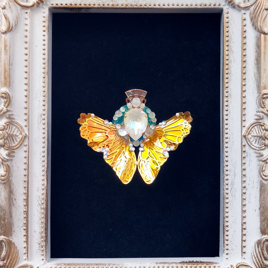 -幻想羽- 角度で色が変わる不思議なブローチ『オーロラリウム -Aurorarium-』