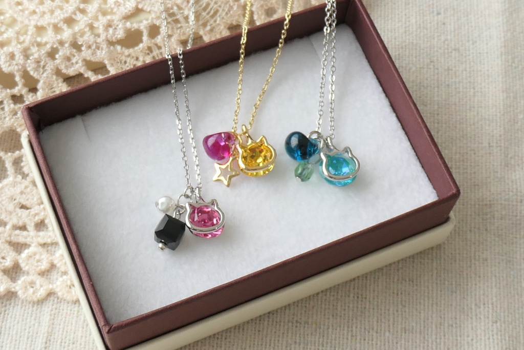 猫モチーフキラキラネックレス