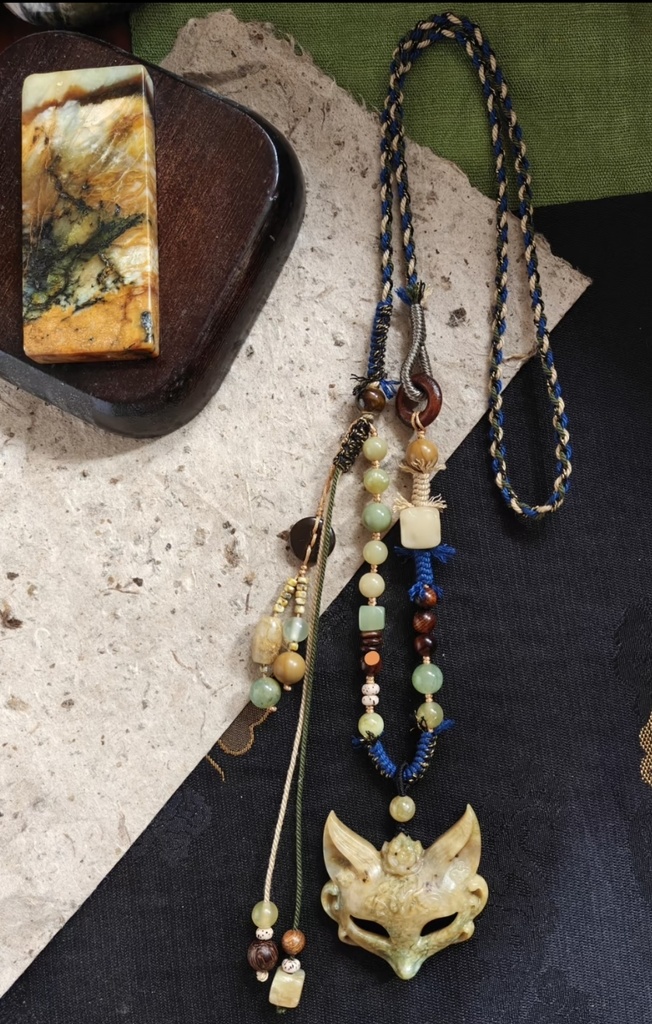 天然岫玉彫刻・狐面ハンドメイドロングネックレス