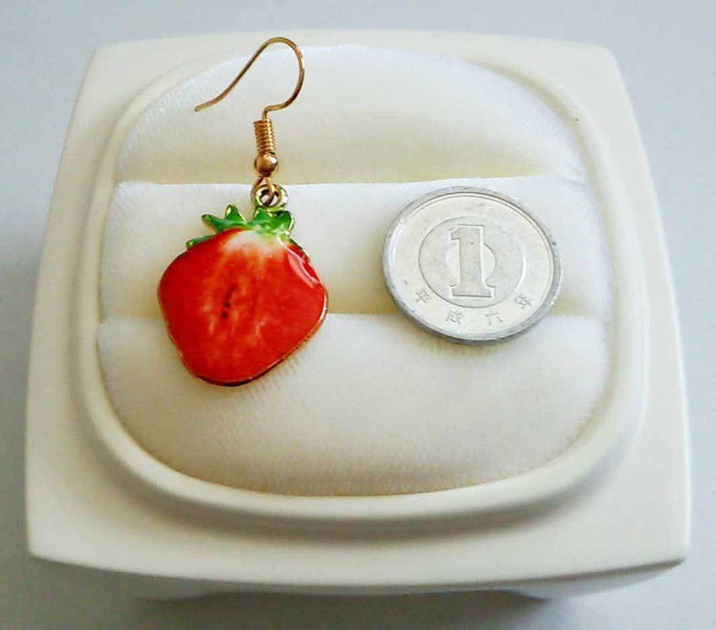 イチゴのゆらゆらピアス
