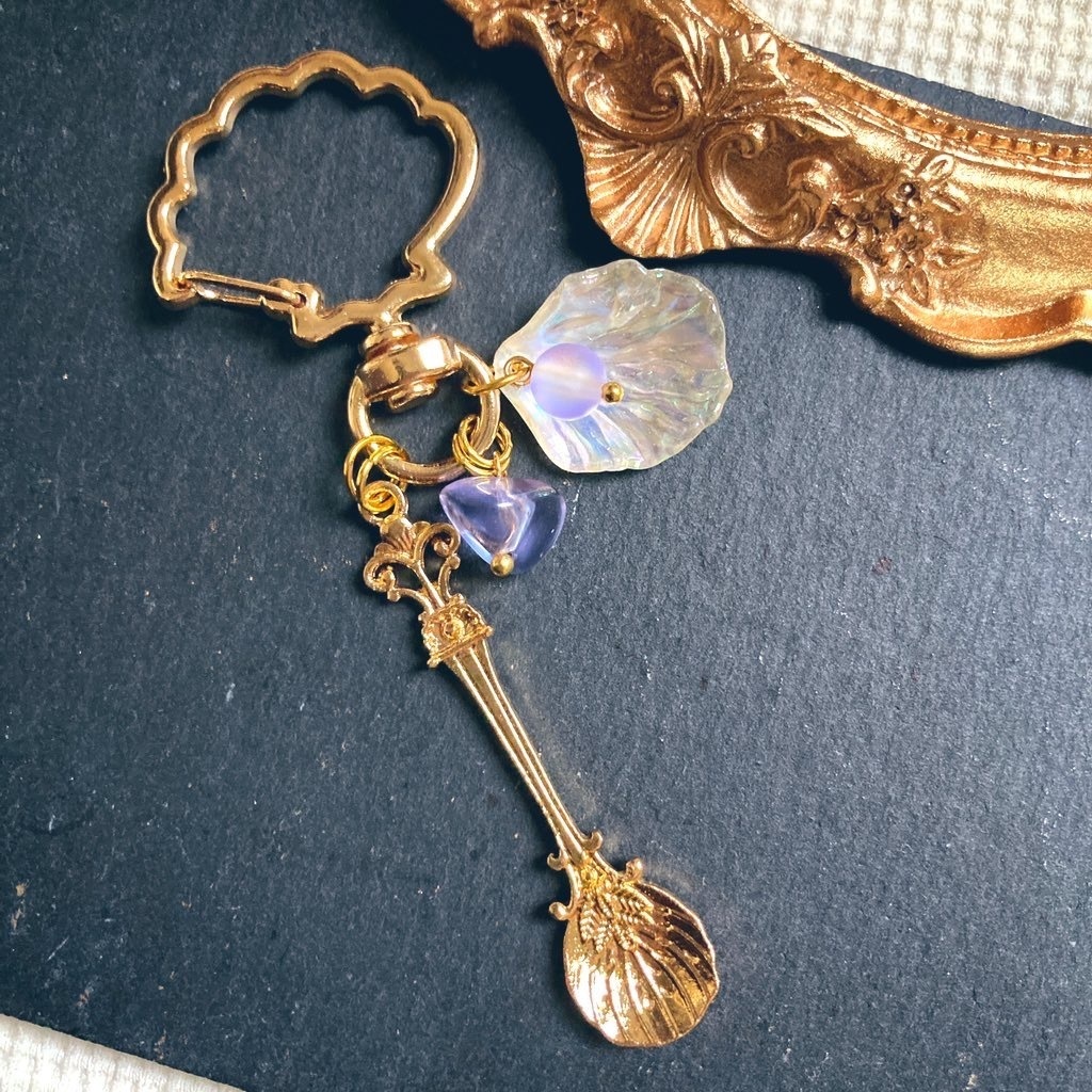 貝殻モチーフと淡いパープルのバッグチャーム