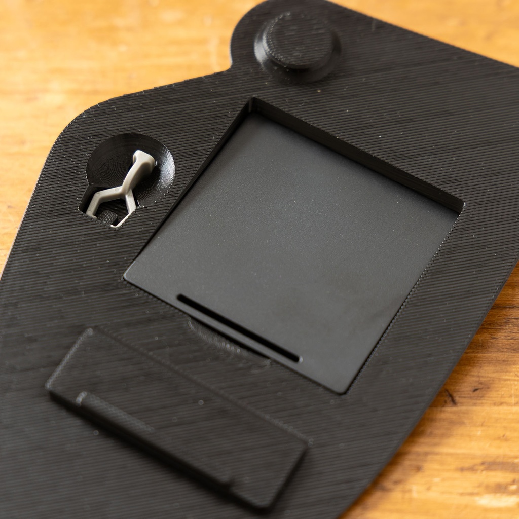 ELECOM HUGE PLUS用 傾斜スタンド