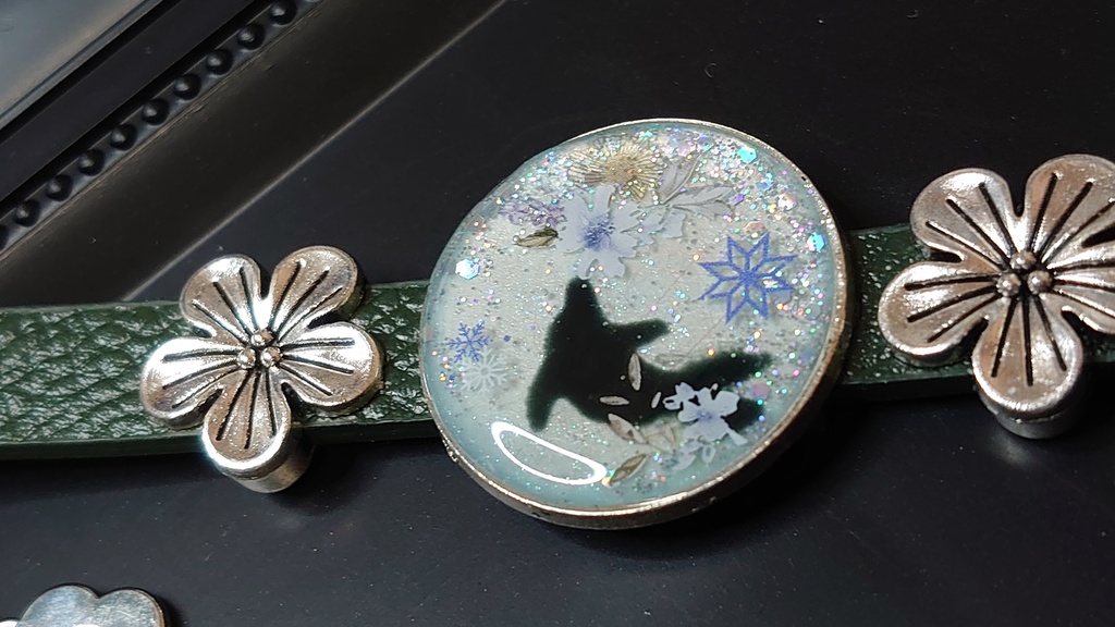 イルカの冬模様 革ブレスレット