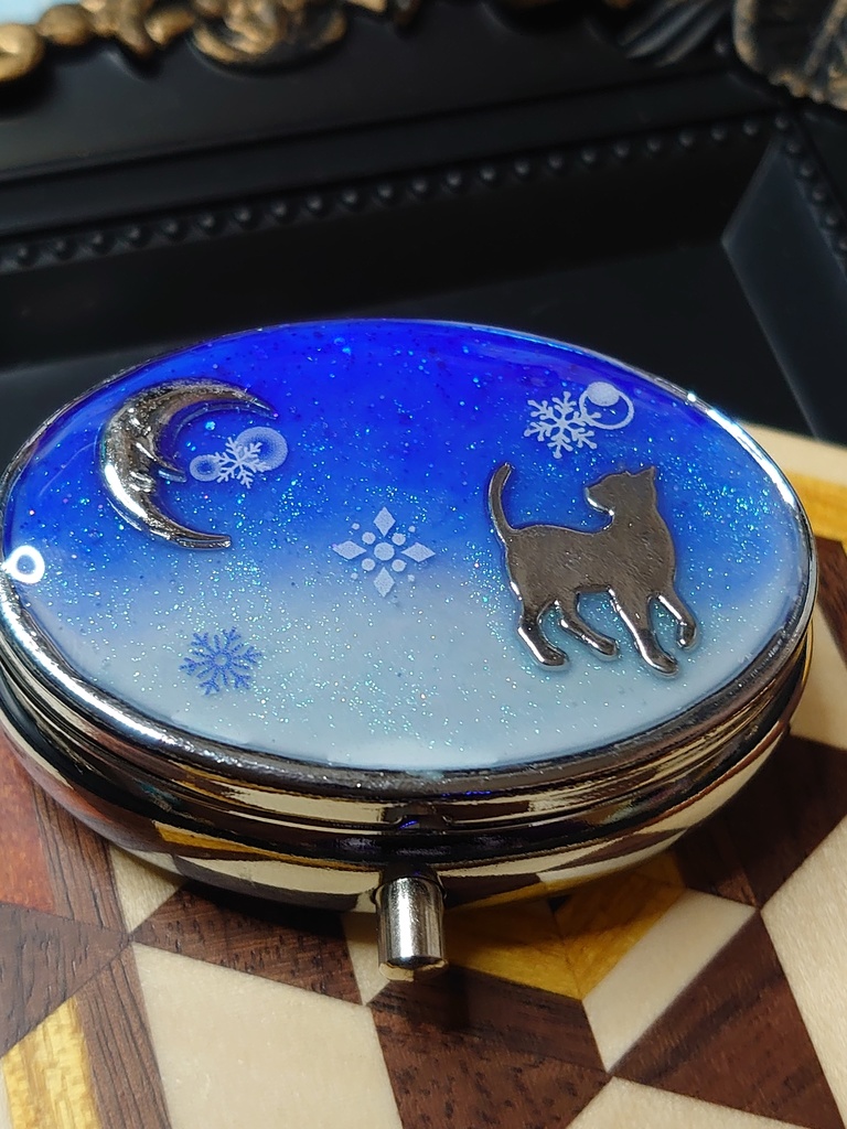 雪空と猫のピルケース