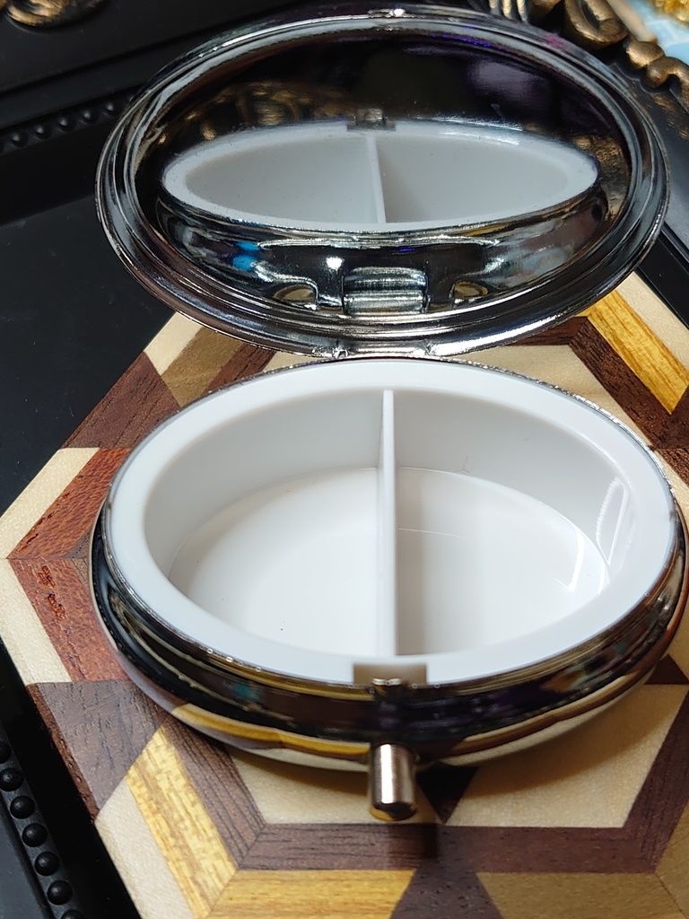 雪空と猫のピルケース