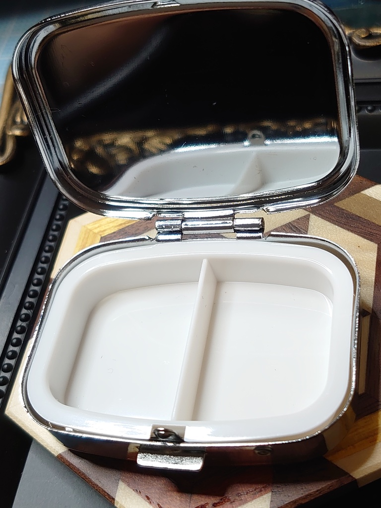 眠る堕天使のうさぎ ピルケース