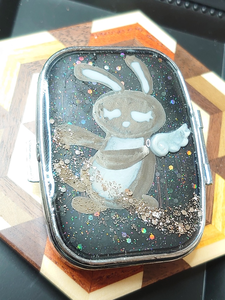 眠る堕天使のうさぎ ピルケース