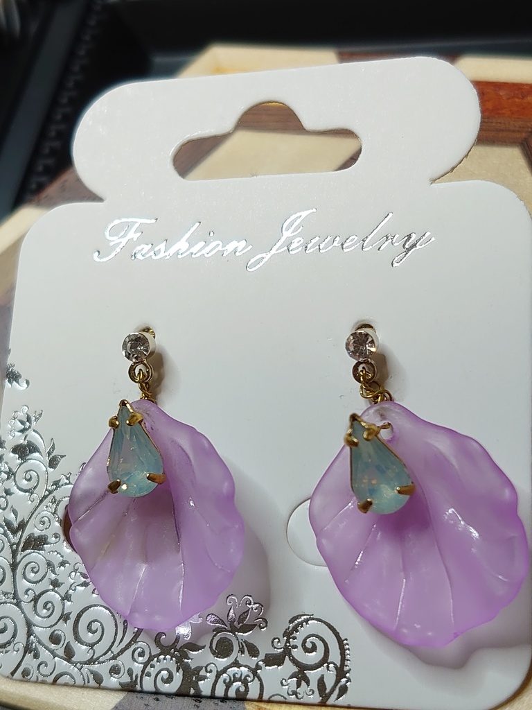 花びらと雫のピアス