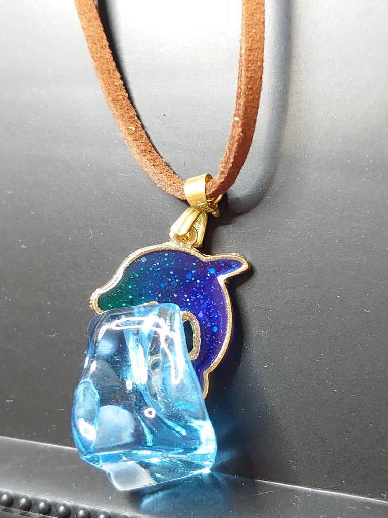 イルカと海のネックレス