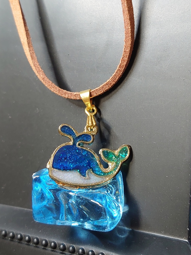 クジラと海のネックレス