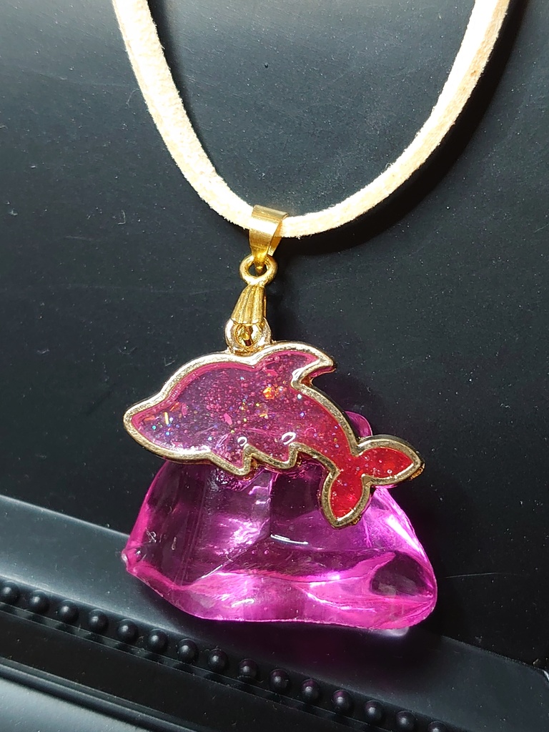 ピンクイルカと海のネックレス