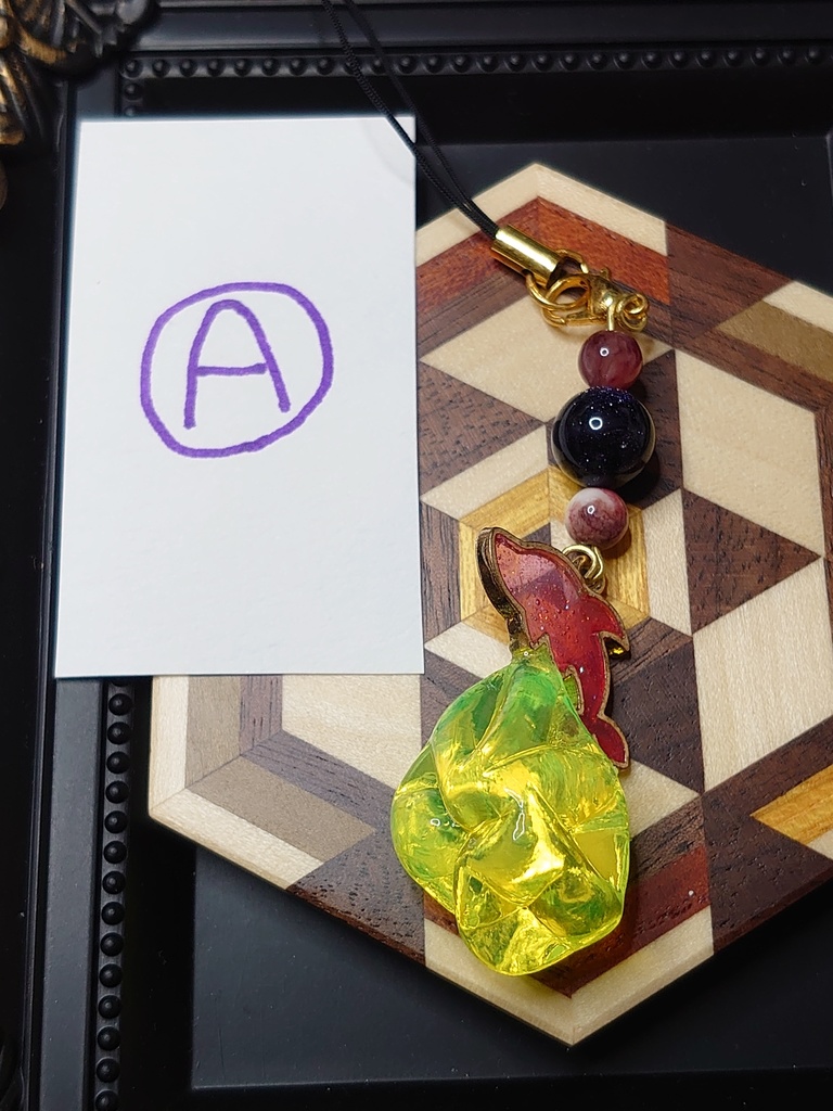 良縁を運ぶピンクイルカのストラップ