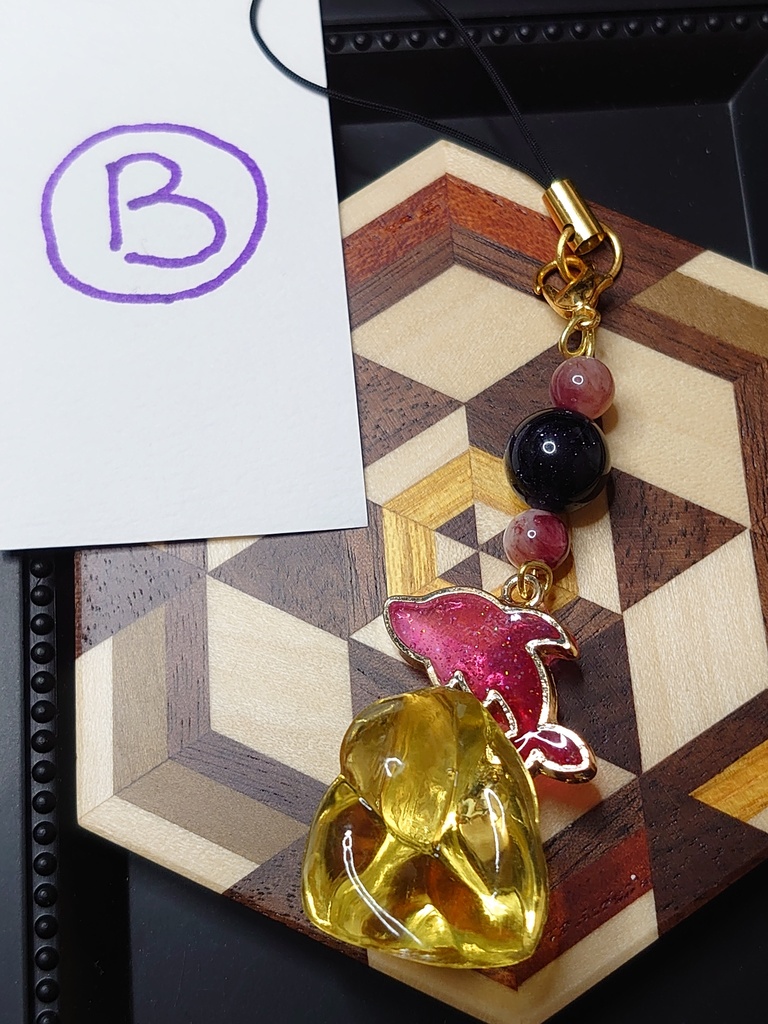 良縁を運ぶピンクイルカのストラップ