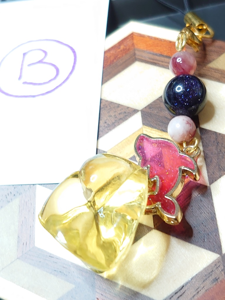 良縁を運ぶピンクイルカのストラップ