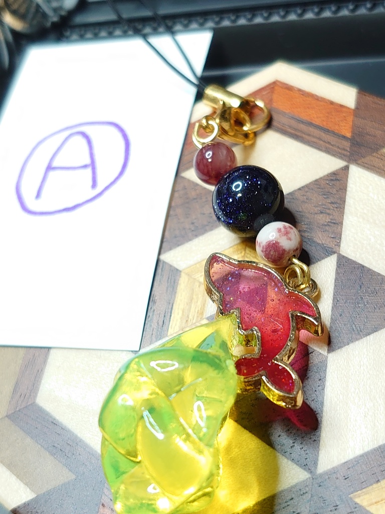 良縁を運ぶピンクイルカのストラップ