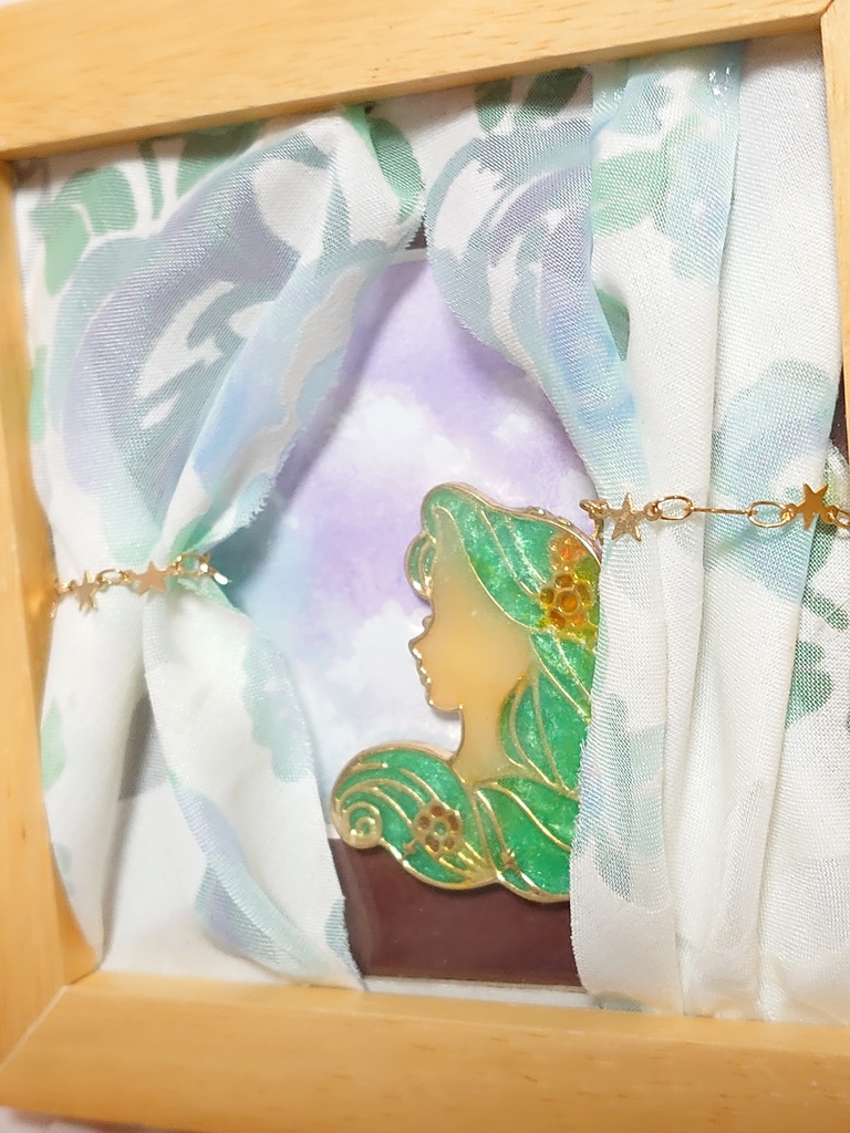 外を見つめる女性の額縁