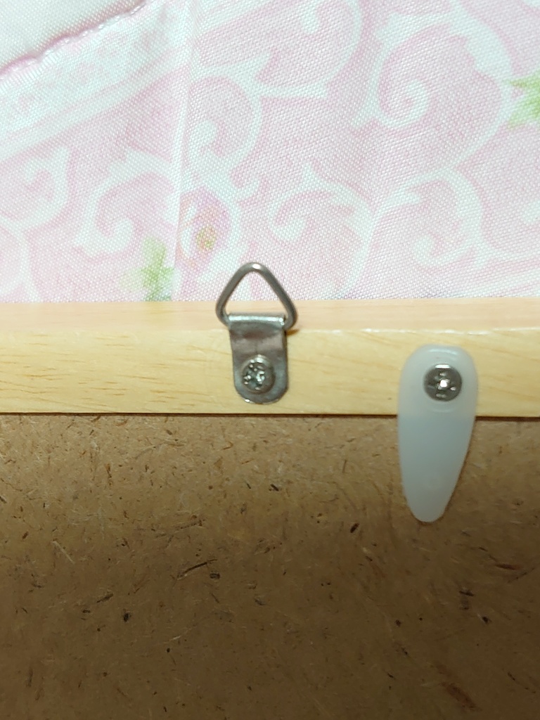 外を見つめる女性の額縁