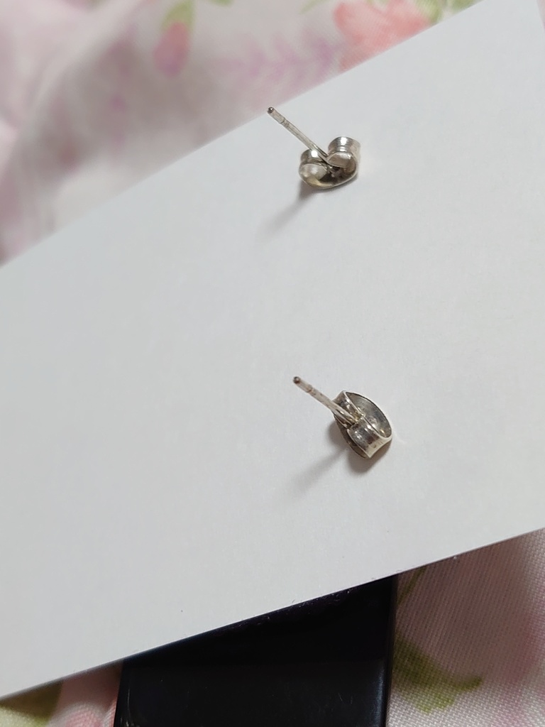 Blackダリアと葉っぱのピアス