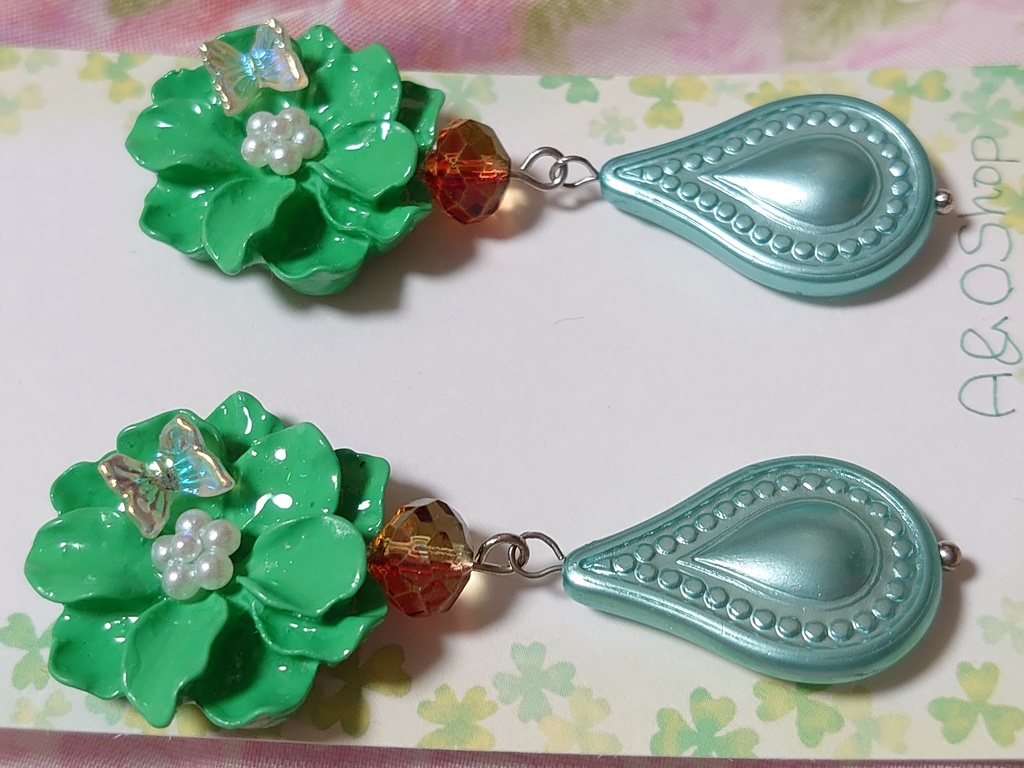 緑の花と雫ピアス