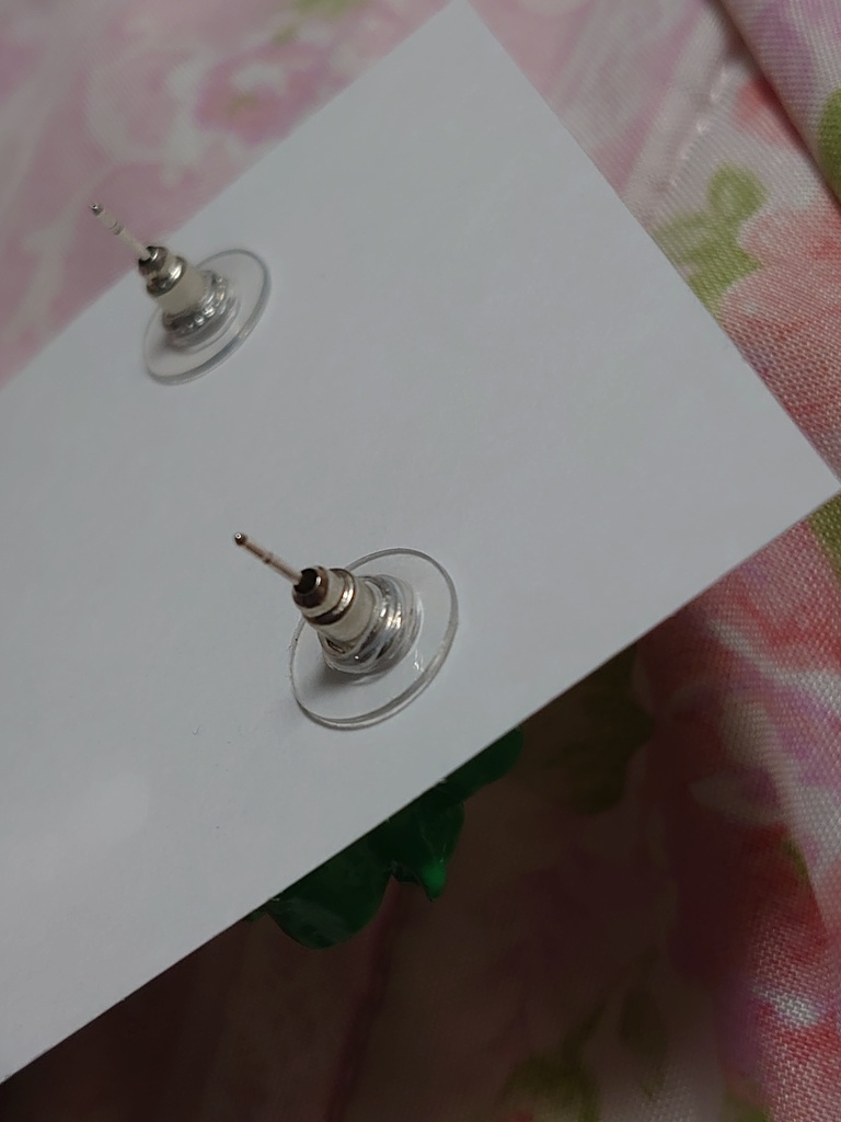 緑の花と雫ピアス