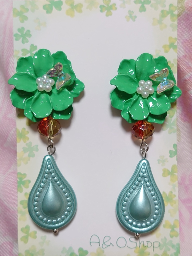 緑の花と雫ピアス
