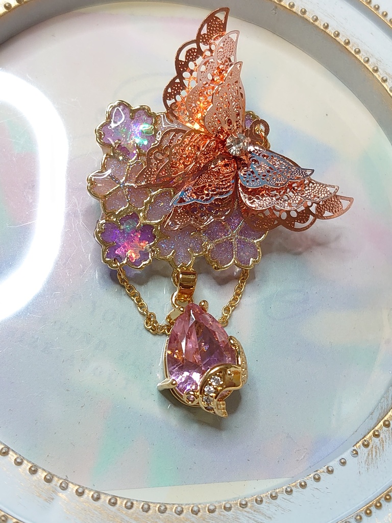 蝶と桜ドロップのブローチ