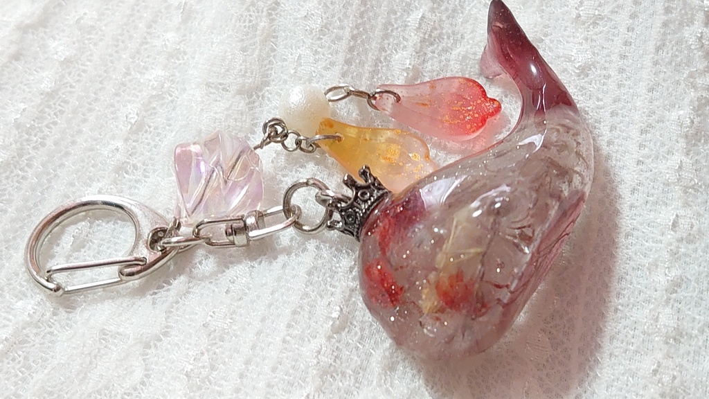 花とクジラのキーホルダー