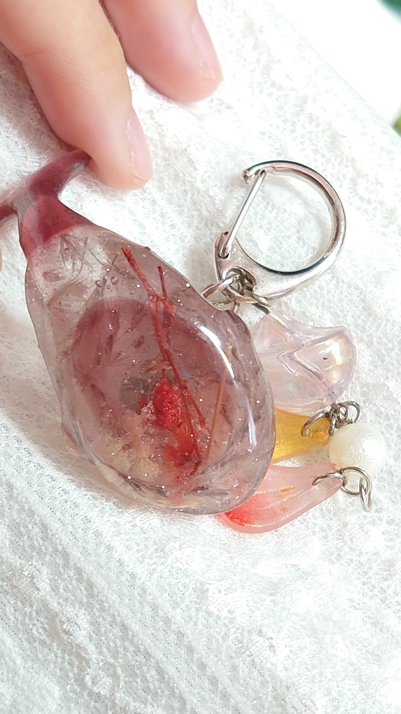 花とクジラのキーホルダー