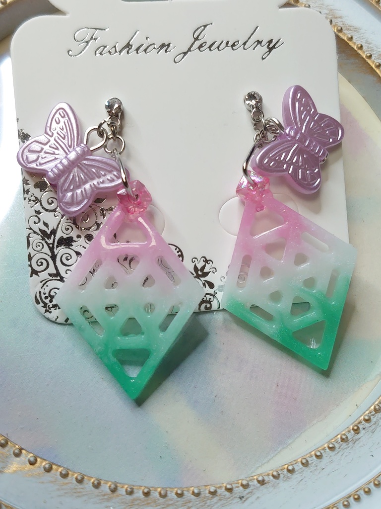 ひし形と蝶のピアス