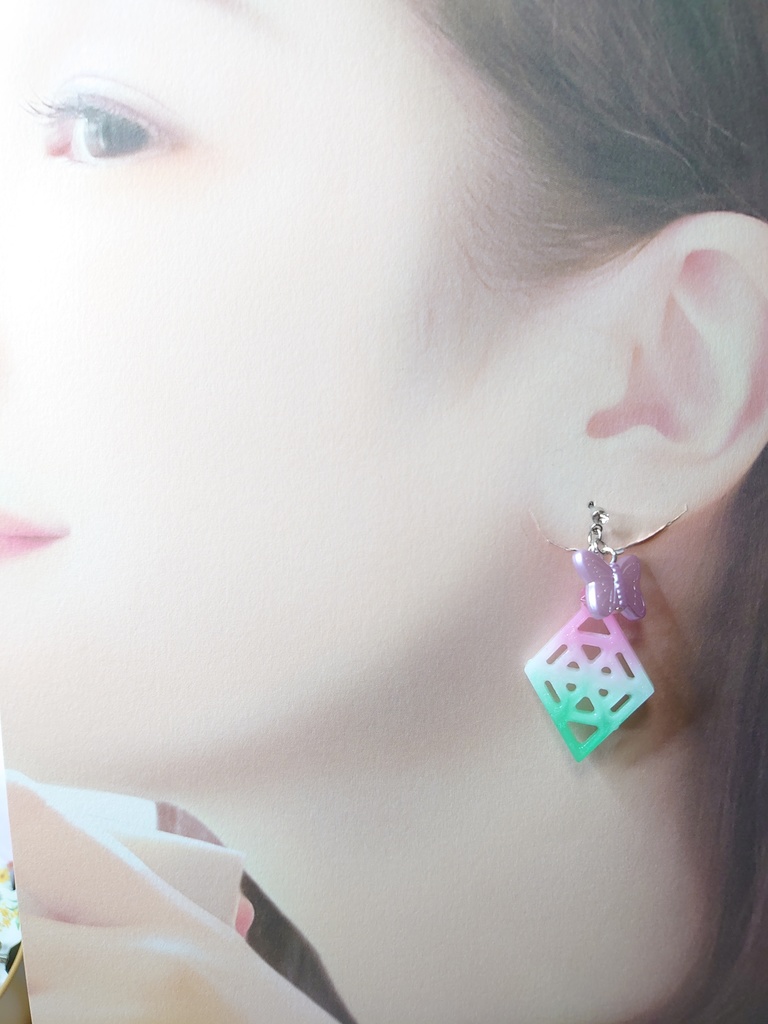 ひし形と蝶のピアス